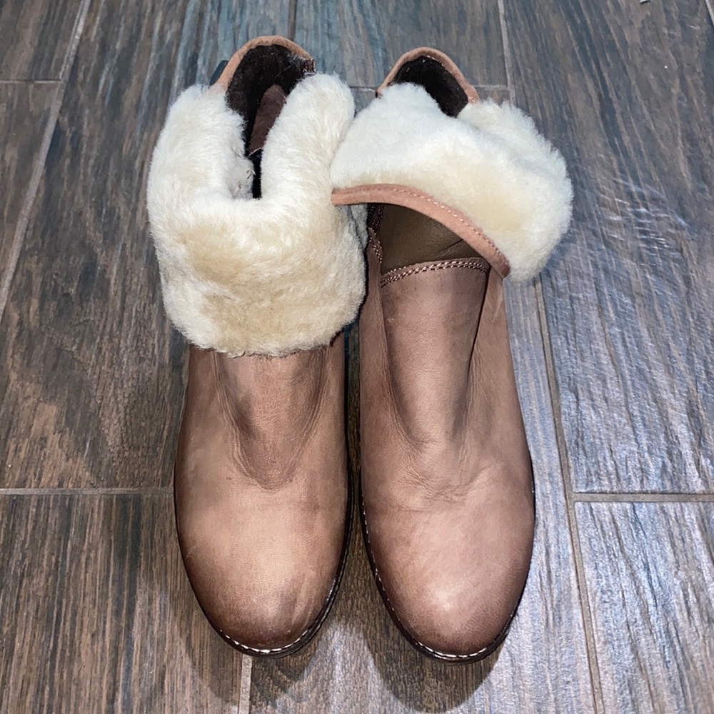 Andre Assous faux fur wedge booties size 6